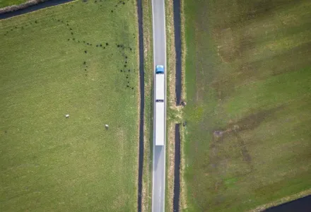 LKW auf Landstraße in Vogelperspektive
