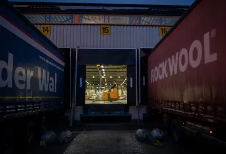 LKW werden in Halle mit Ware beladen