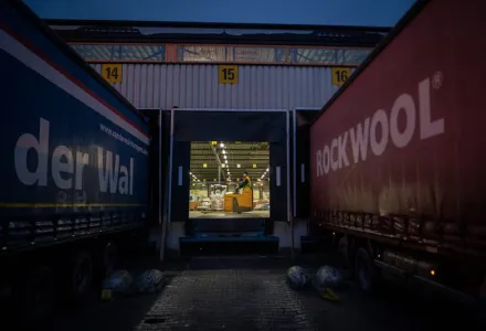 LKW werden in Halle mit Ware beladen