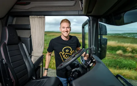 Mann in Fahrertür eines LKW