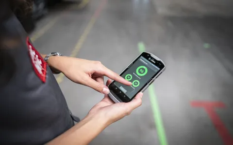 Frau bedient Bumper-App auf dem Smartphone