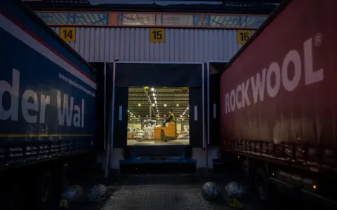 LKW werden mit Fracht beladen.