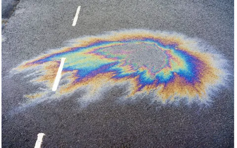 Ölfleck auf Straße