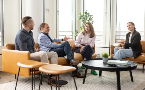 Mitarbeiter von TVM im Gespräch auf dem Sofa