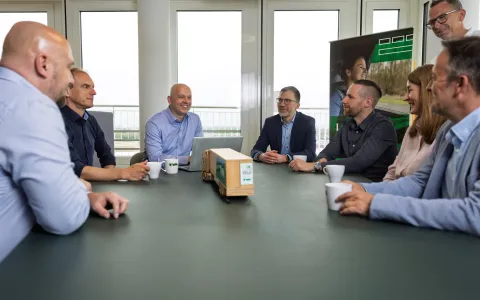 TVM Mitarbeitende an einem Tisch