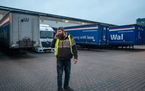 TVM Mitarbeiter in Warnweste am telefonieren