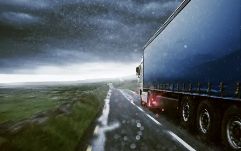 LKW auf Straße im Regen