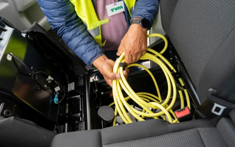 E-Ladestelle für LKW, mit TVM Mitarbeitenden im Hintergrund