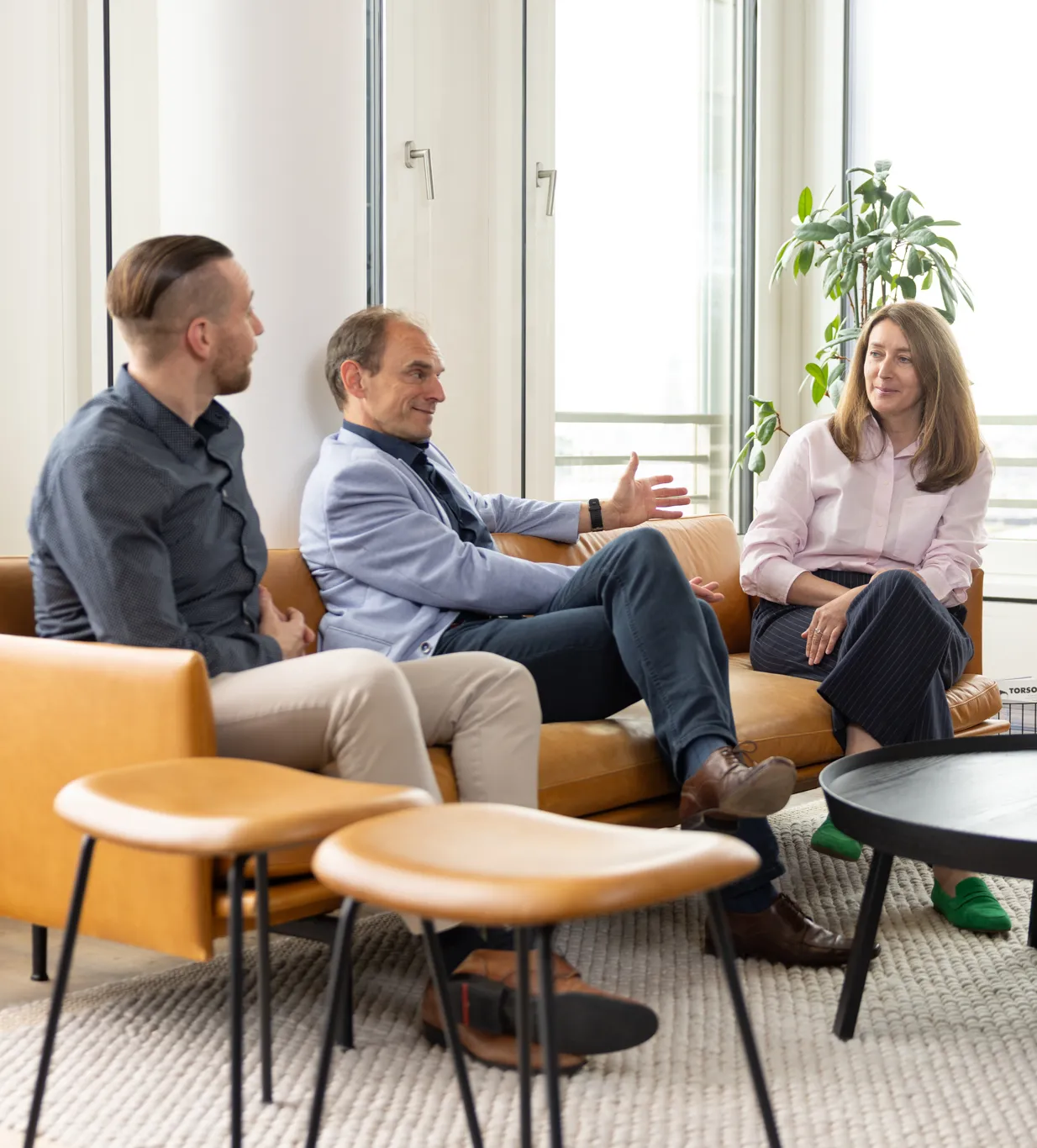 TVM Mitarbeitende an einem Tisch