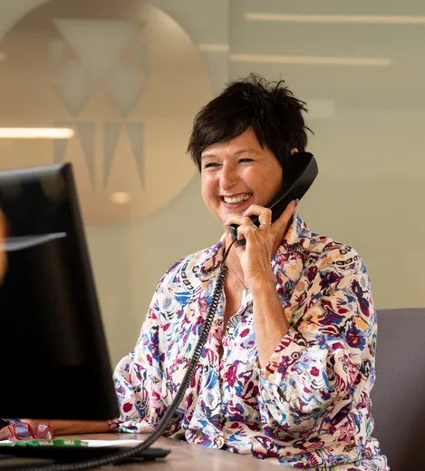 Personalerin lachend am Telefon