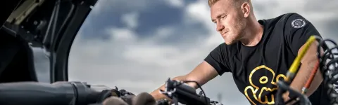 Mechaniker richtet Schaden an LKW