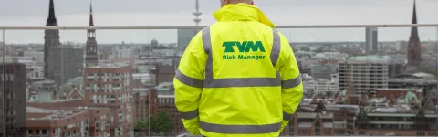 Mitarbeiter mit Warnweste überwacht die Gegend